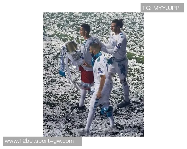 回顾2009年皇马夏窗引援盛宴C罗卡卡本泽马与阿韦洛亚齐聚伯纳乌